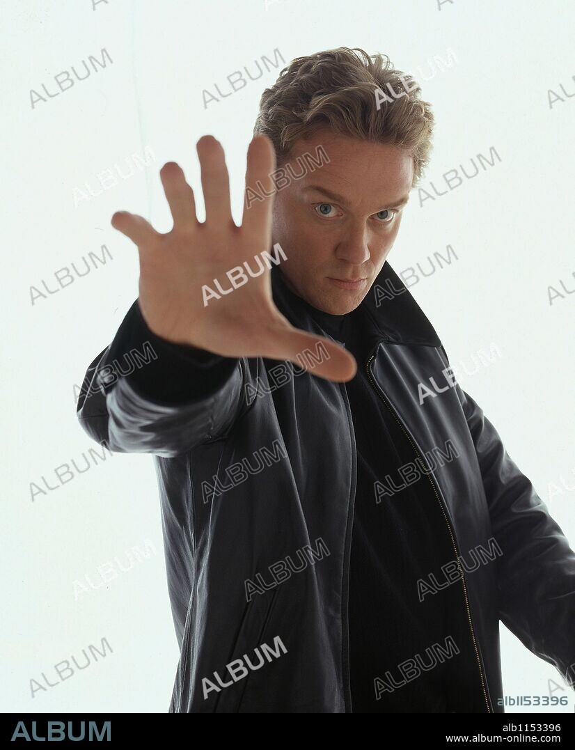 ANTHONY MICHAEL HALL en LA ZONA MUERTA, 2002 (THE DEAD ZONE). Copyright LIONS GATE TELEVISION.