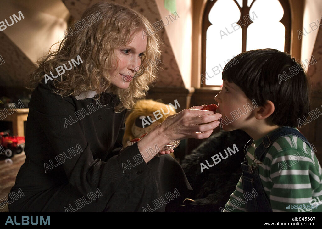 MIA FARROW and SEAMUS DAVEY-FITZPATRICK in THE OMEN, 2006, directed by JOHN MOORE. Copyright VALITUTTI, VINCE.