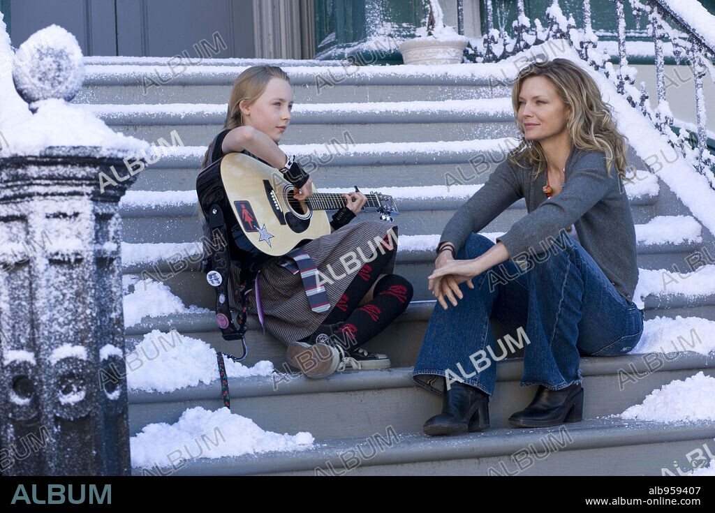 MICHELLE PFEIFFER and SAOIRSE RONAN in I COULD NEVER BE YOUR WOMAN, 2007, directed by AMY HECKERLING. Copyright BAUER MARTINEZ STUDIOS.