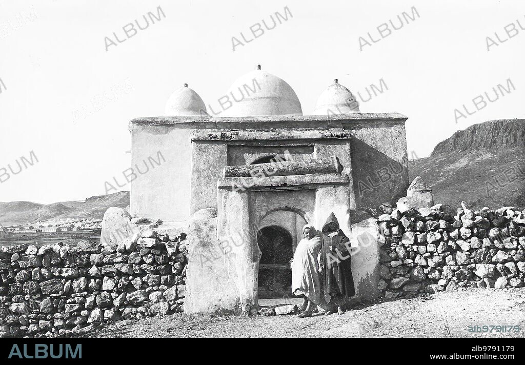 Mosque where the remains of Santon Mizzian are kept, who promoted and directed the 1911 campaign against the Spanish. In the background, the Camps of Atlaten and Segangan.