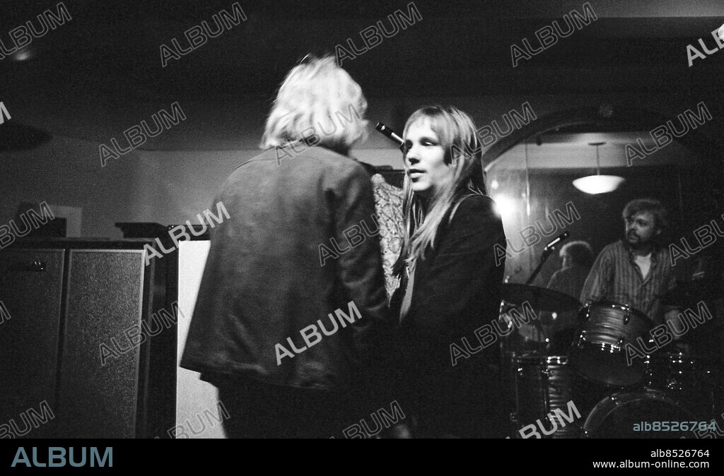 Filips på Regeringsgatan 27-29 i konditoriet Filips gamla lokaler, ägd av Bill Öhrström och Hansson & Karlsson (Bo Hansson och Jan Carlsson). På dagtid kafé, kvällstid Klubb Filips, musikställe. Bildserie delvis använt i reportage RIR 43/67 inför TV-programmet Pop Corner TV Hippies TV rep. Kenta (Kenneth Gustavsson) och Stoffe (Gustav Svensson), bl a kända från Stefans Jarls film Dom kallar oss mods från 1968 I bakgrunden Baby Grandmothers med Kenny Håkansson och Pelle Ekman RIR 18714 persons: KENTA GUSTAVSSON;STOFFE SVENSSON sites: SVERIGE;STOCKHOLM PhotoDate:1967-10-??.