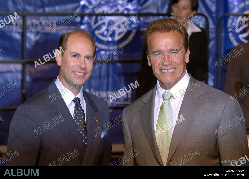 Eduardo de Wessex and ARNOLD SCHWARZENEGGER. May 11, 2007-Calabasas, CA, USA-Prince EDWARD Earl of Wessex and California Governor ARNOLD SCHWARZENEGGER present awards to students at The Carlson Family Theater in Calabasas, California. The Prince and The Governor were presenting 75 students from both The Debbie Allen Dance Academy and The Viewpoint School with The Duke of Edinburgh's Young American's Challenge. The awards were presented to students for excellence in academics, arts, leadership, and adventurous journeys. These 75 students were th. 11/05/2007