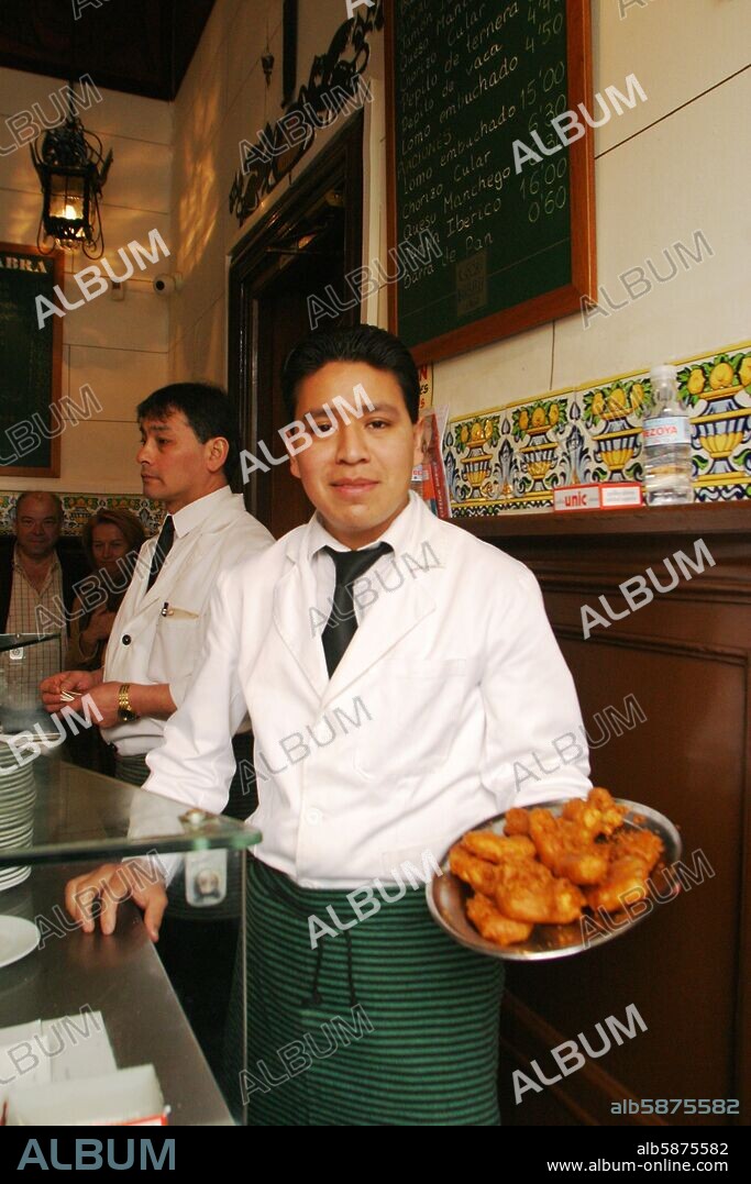 Bar "Casa Labra" (calle Tetuan junto a Puerta del Sol / centro); camarero con fritos de bacalao.