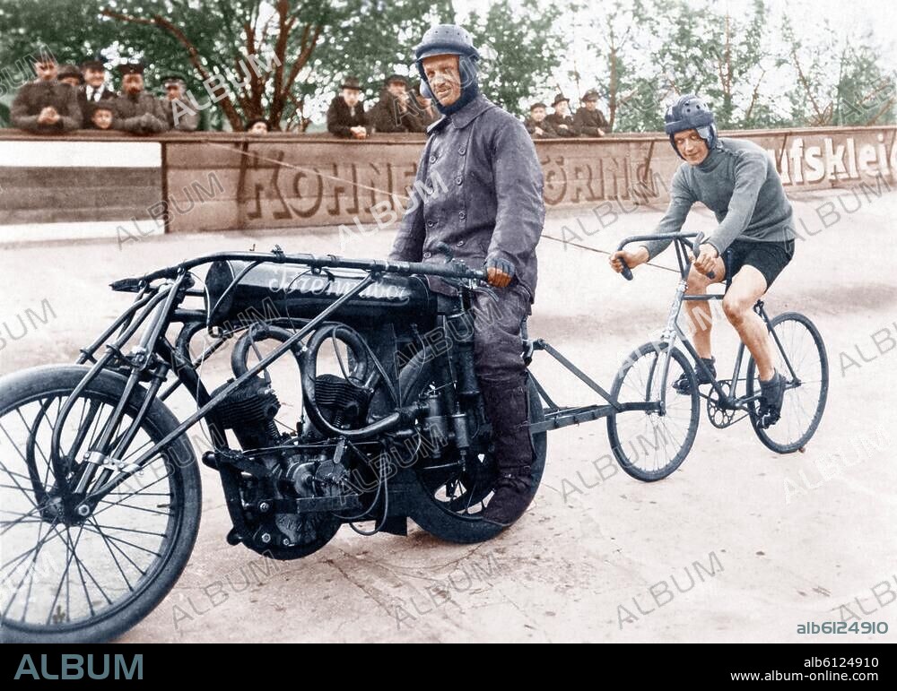 Sport / Radsport.-Radrennfahrer Franz Krupkat (Steher) hinter einem Schrittmacher-Motorrad.-Fotopostkarte, undat. (1920er Jahre); digital koloriert.
