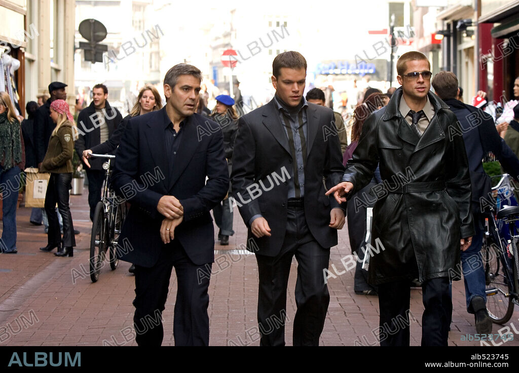 BRAD PITT, GEORGE CLOONEY et MATT DAMON dans OCEAN'S TWELVE, 2004, réalisé par STEVEN SODERBERGH. Copyright WARNER BROS. PICTURES.