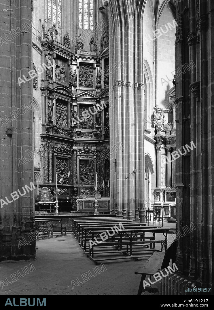 INTERIOR DE LA CATEDRAL DE ASTORGA - FOTOGRAFIA EN BLANCO Y NEGRO - AÑOS 50.