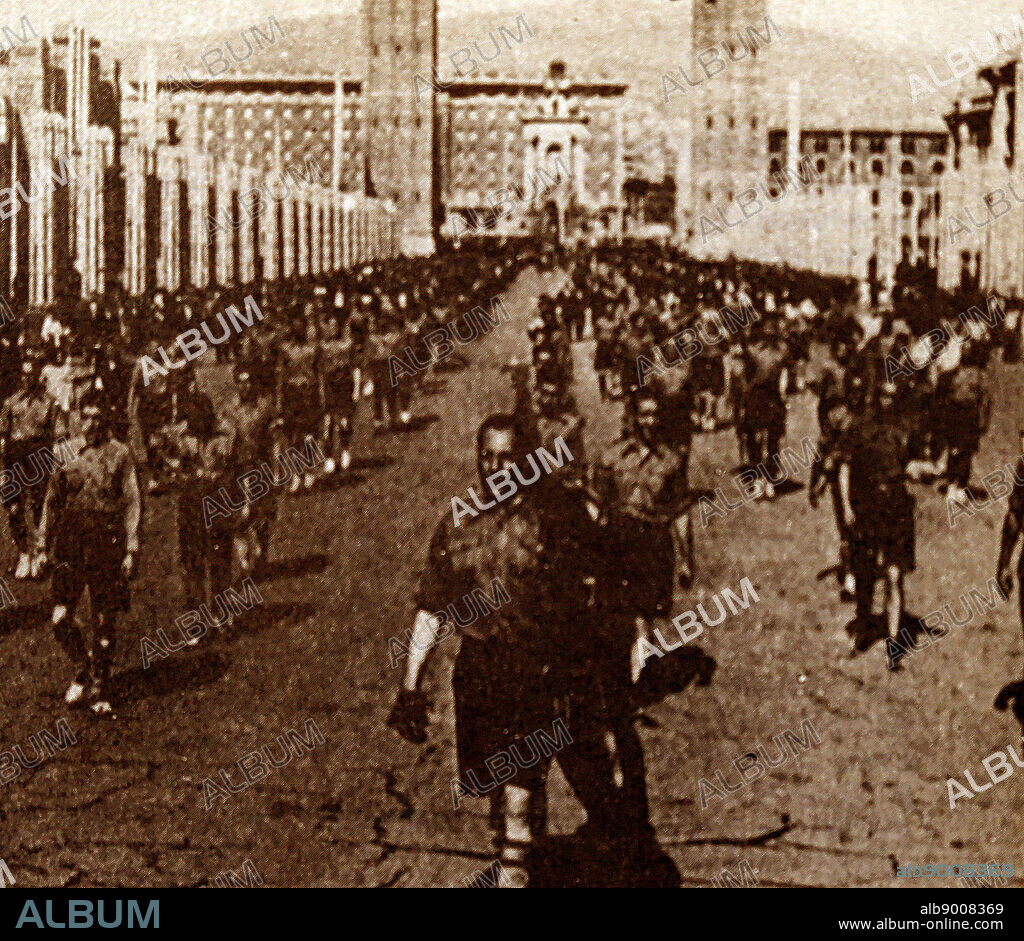 Photograph taken during the Parade of escamots d'Estat Catalá, in its pro-fascist dress on Avenida Reina Maria Cristina. Dated 20th Century.