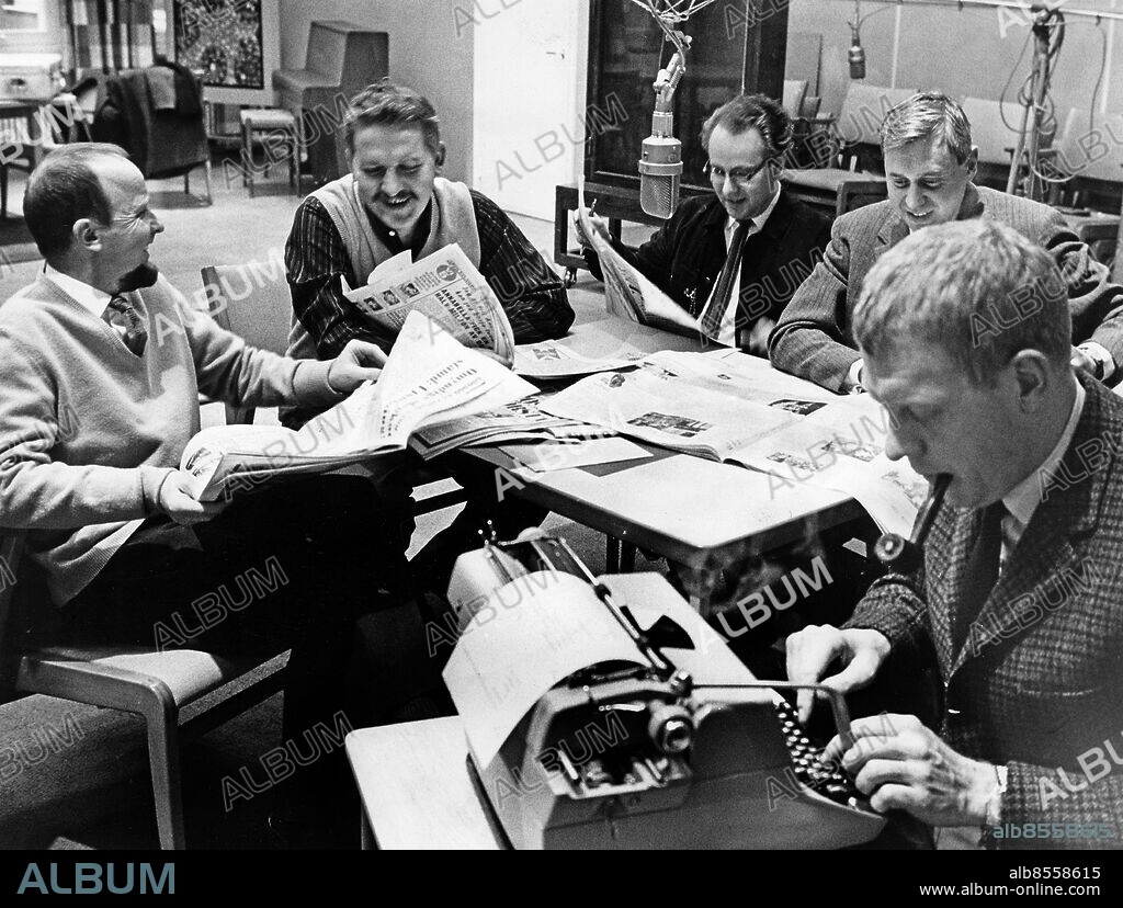 1966-12-02. Fem sjättedelar av männen bakom Sveriges Radios humorprogram "Mosebacke Monarki" fr.v. Olle Pahlin, Hans "Hatte" Furuhagen, Tage Da hans "Hatte" Furuhagen, Hans Alfredson, Carl-Uno Sjöblom, Olle Pahlin och Tage Danielsson letar material ur dagstidningarna för kommande program. Saknas på bilden gör Moltas Erikson.. Foto: Ingvar Andersson / DN / TT / Kod: 3. **SvD OUT**.