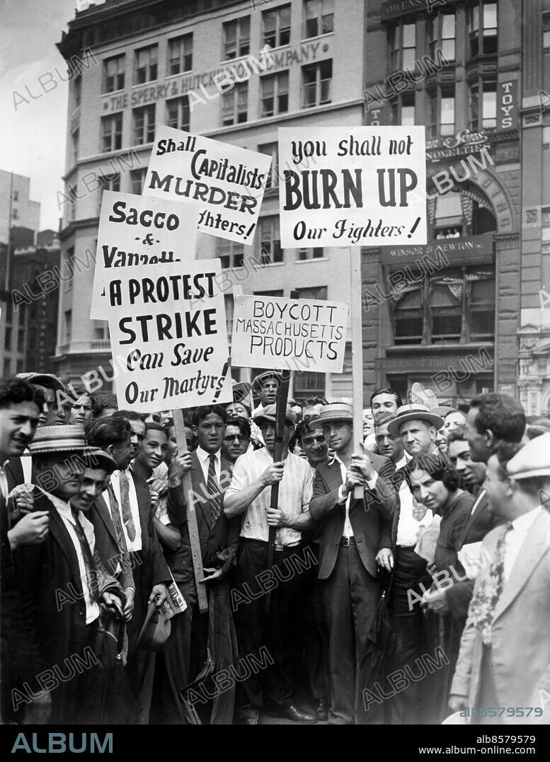 Orig. bildtext... SACCO-VANZETTI PROTEST STRIKE GETS UNDER WAY. New York. Labor at 10 a.m. today started its one-day protest strike against the execution of Sacco and Vanzetti with an estimated total of from 400,000 to 500,000 workers participating. The big meeting of the day is scheduled for 4 p.m. at Union Square which will be policed by over 600 mens armed with tear gas and machine guns. Photo shows Sacco-Vanzetti sympathizers with banners at Union Square, four hours before the meeting. Orig. bildtext... SACCO OCH VANZETTIS DEMONSTRATION Å UNION SQUARE. Anm. Justitiemord Anarkism Plakat CD298 persons: BARTOLOMEO VANZETTI*;NICOLA SACCO* sites: NEW YORK;USA.