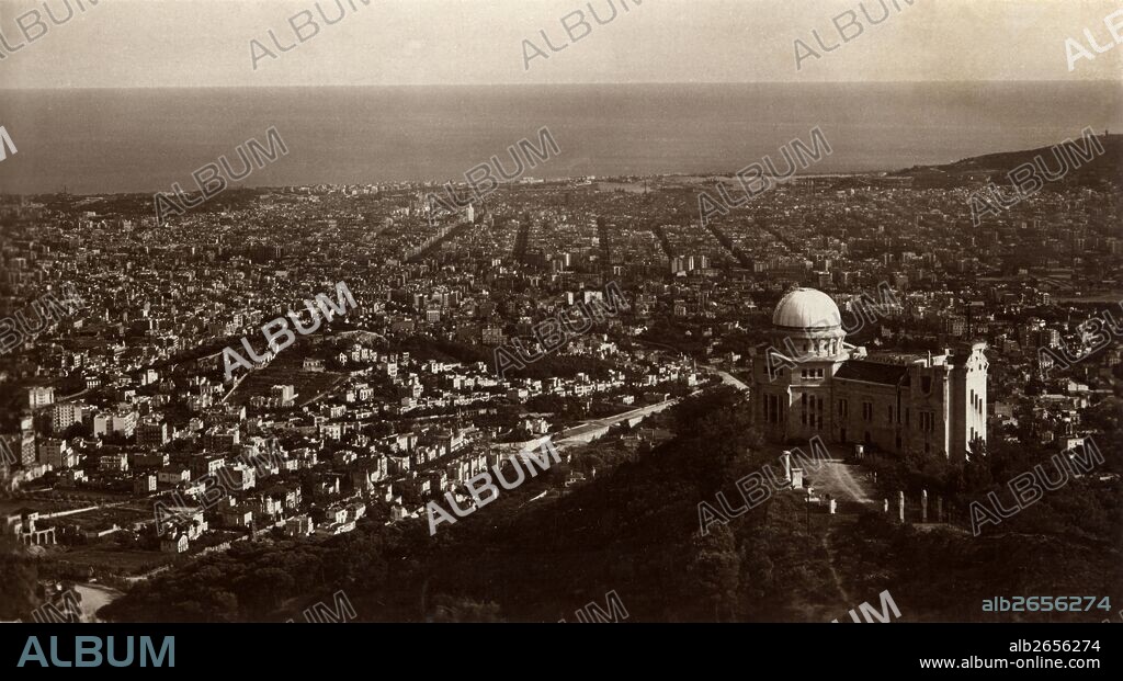 Barcelona. Observatorio astronómico Fabra y vista general de la ciudad desde la montaña del Tibidabo. Años 1925. Entrada principal de las instalaciones en la montaña del Tibidabo. Años 1900.