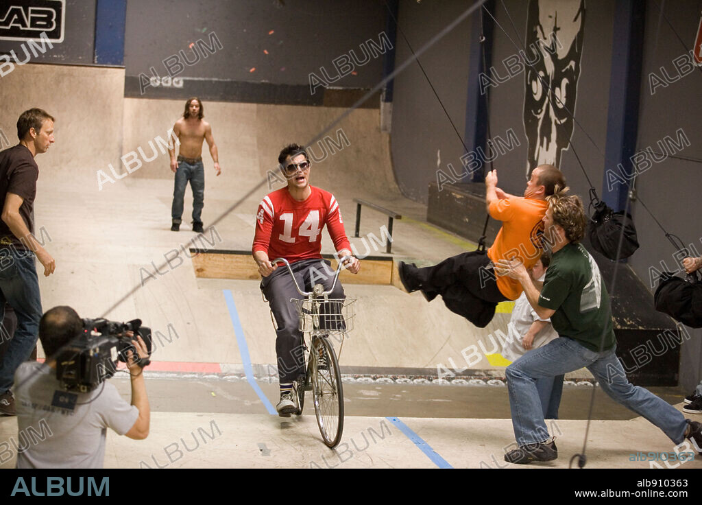 CHRIS PONTIUS, JASON ACUÑA and JOHNNY KNOXVILLE in JACKASS: NUMBER TWO, 2006, directed by JEFF TREMAINE. Copyright PARAMOUNT PICTURES/MTV FILMS/DICKHOUSE PRODUCT./LYNCH SIDERO / KALLER, BEN.