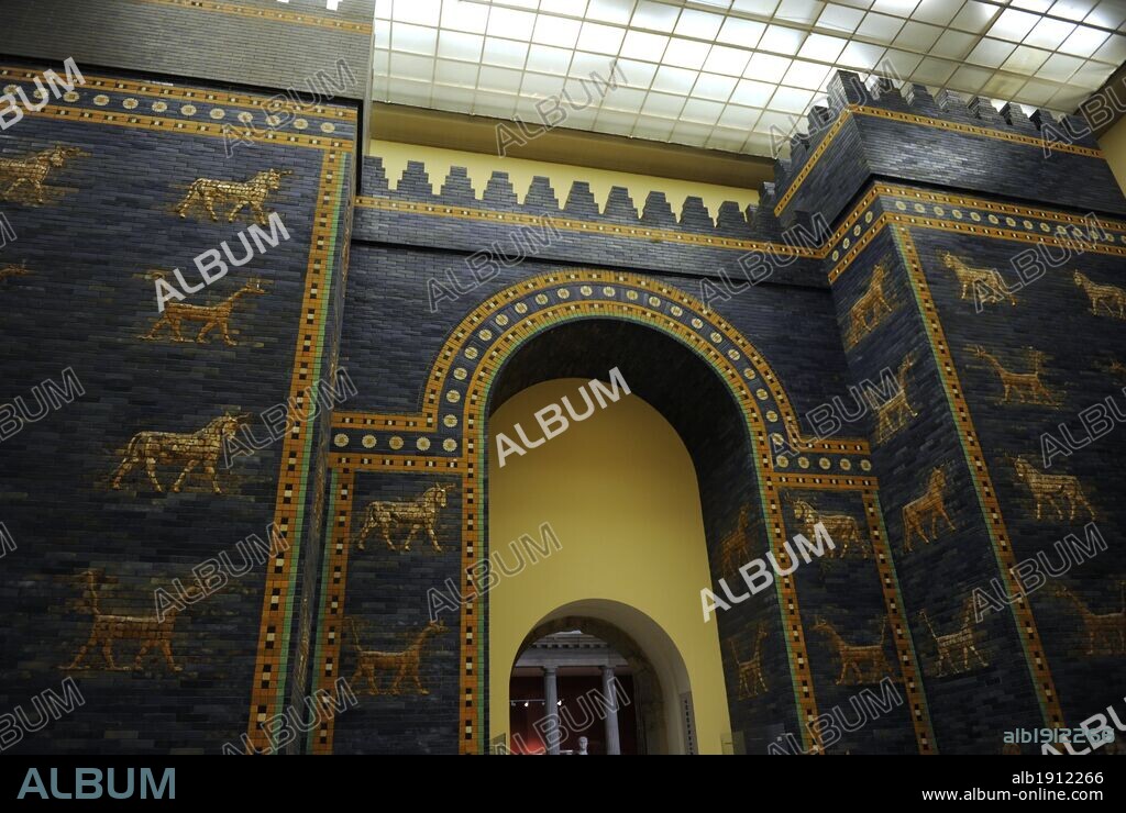 ARTE MESOPOTAMICO. NEOBABILONICO. PUERTA DE ISHTAR DE BABILONIA. (s. VI a. C.). Originalmente era una de las ocho puertas monumentales de la muralla interior de Babilonia. Fue construida en el año 575 a. C. durante el reinado de NABUCODONOSOR II (604-562 a. C.) con ladrillos de adobe de color azul. Reconstruida en 1930. Museo Pergamo (Isla de los Museos). Berlín. Alemania.