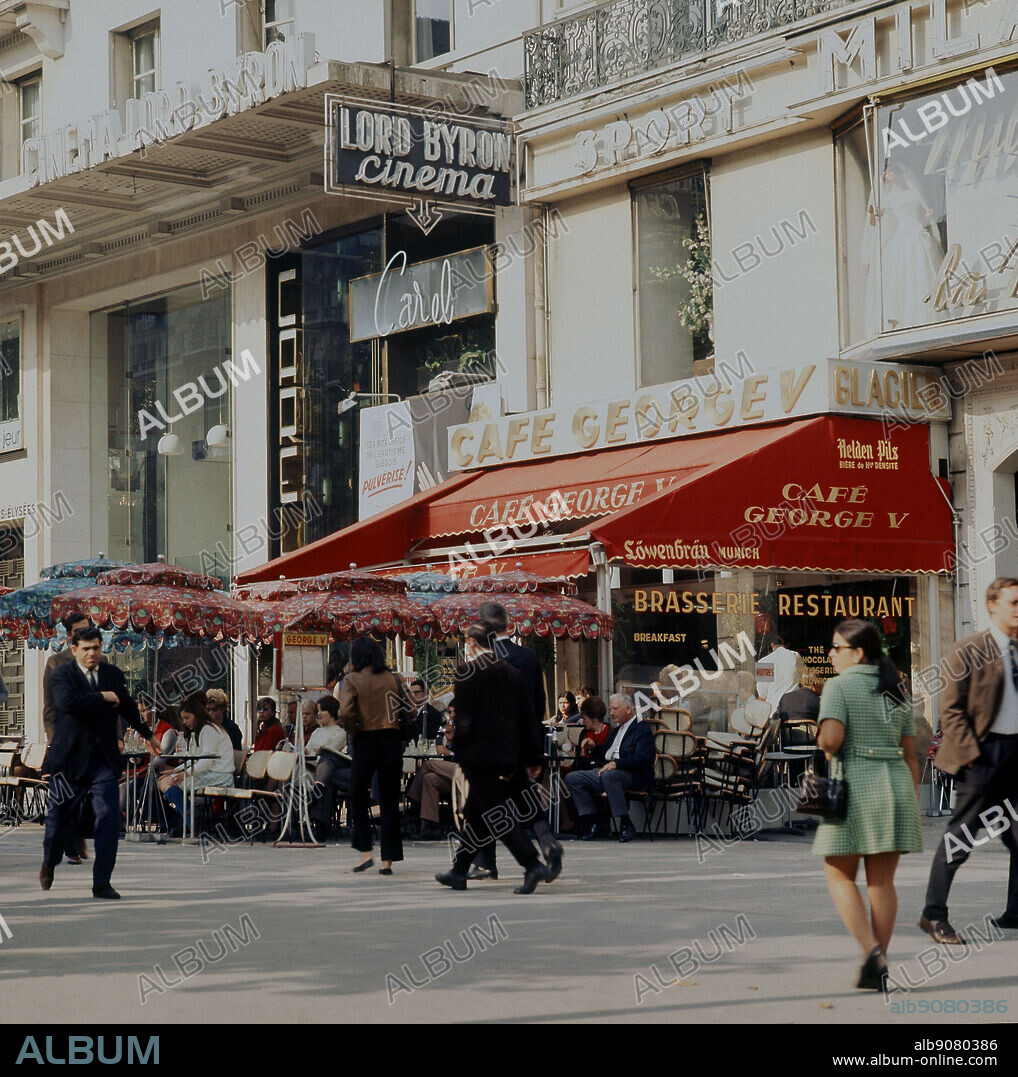 PASEO CAMPOS ELISEOS TERRAZA DE CAFETERIA Y CINE - FOTO AÑOS 60.