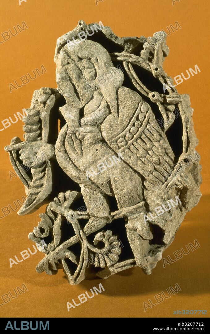 ARTE ISLAMICO. ESPAÑA. SIGLO XI. Fragmento de yesería perteneciente a un palacio edificado en Balaguer (1040-1045), castell Formós. Representación de una arpía al estilo de la decoración de la Aljafería de Zaragoza. 20,7 x 14,4 x 6,5 cm. Museo Comarcal La Noguera. Balaguer. Provincia de Lleida. Cataluña.