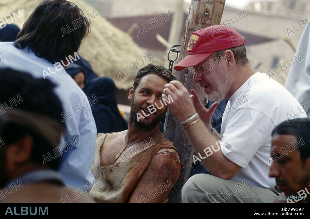 RIDLEY SCOTT and RUSSELL CROWE in GLADIATOR, 2000, directed by RIDLEY SCOTT. Copyright DREAMWORKS/UNIVERSAL PICTURES / BUITENDIJK, JAAP.