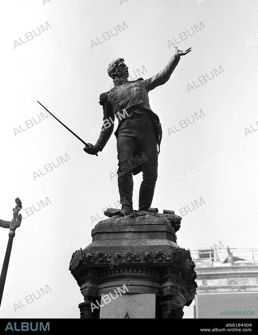 MARIANO BENLLIURE Y GIL. MONUMENTO AL TENIENTE RUIZ EN LA PLAZA DEL REY - 1891 - FOTOGRAFIA EN BLANCO Y NEGRO - AÑOS 60.