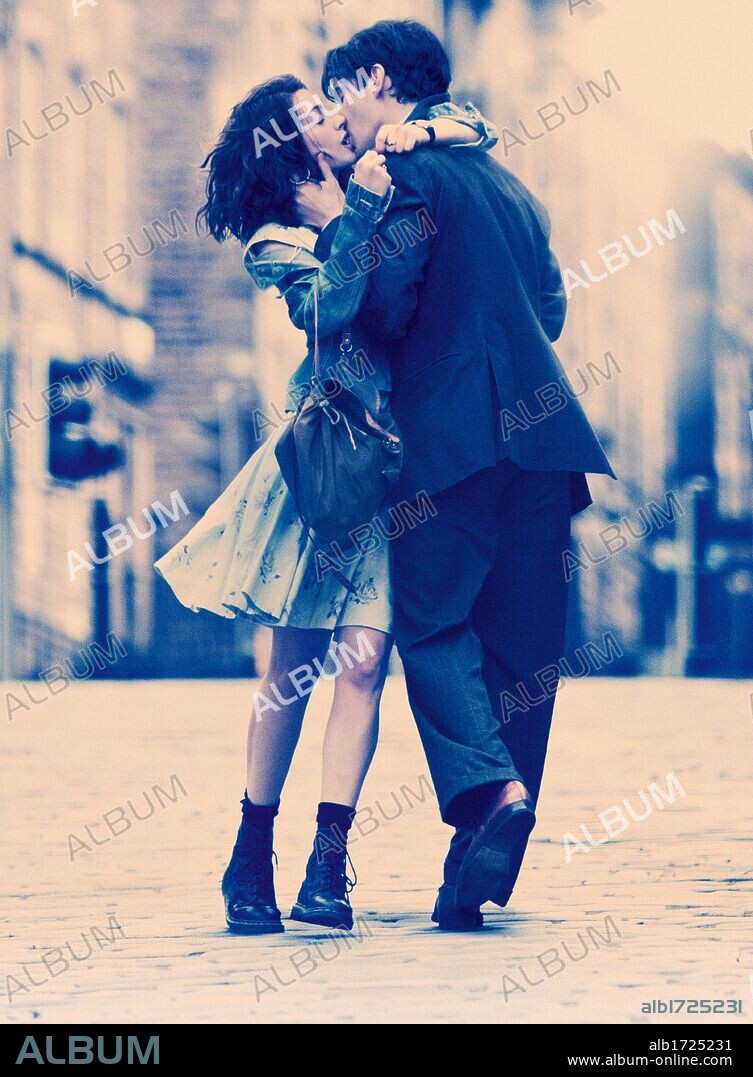 ANNE HATHAWAY and JIM STURGESS in ONE DAY, 2011, directed by LONE SCHERFIG. Copyright RANDOM HOUSE FILMS.