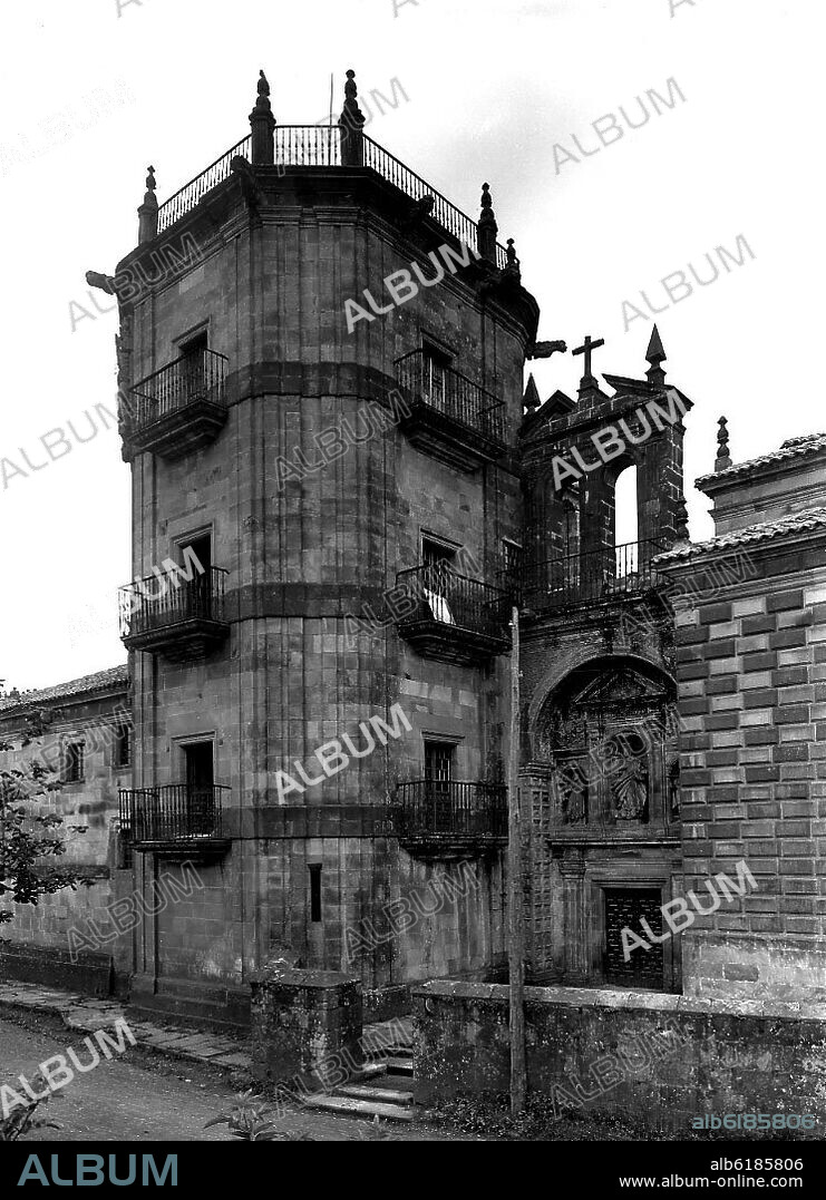 FRANCISCO AGÜERO. TORRE DE PLANTA OCTOGONAL JUNTO A LA CAPILLA DEL PALACIO DE ELSEDO - S XVIII - FOTOGRAFIA EN BLANCO Y NEGRO - AÑOS 50.