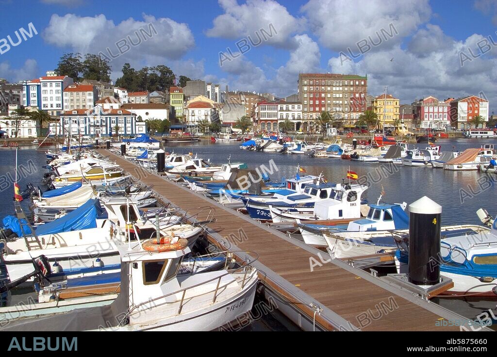 -  - Le Ferrol ; port sportif et ville.