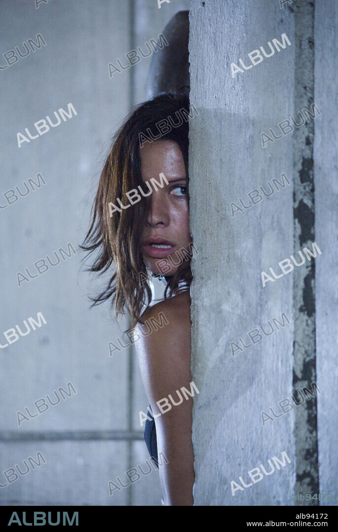 RHONA MITRA en DOOMSDAY: EL DIA DEL JUICIO, 2008 (DOOMSDAY), dirigida por NEIL MARSHALL. Copyright CRYSTAL SKY PICTURES/INTREPID PICTURES/MOONLIGHTING FILMS/ / MAIDMENT, JAY.