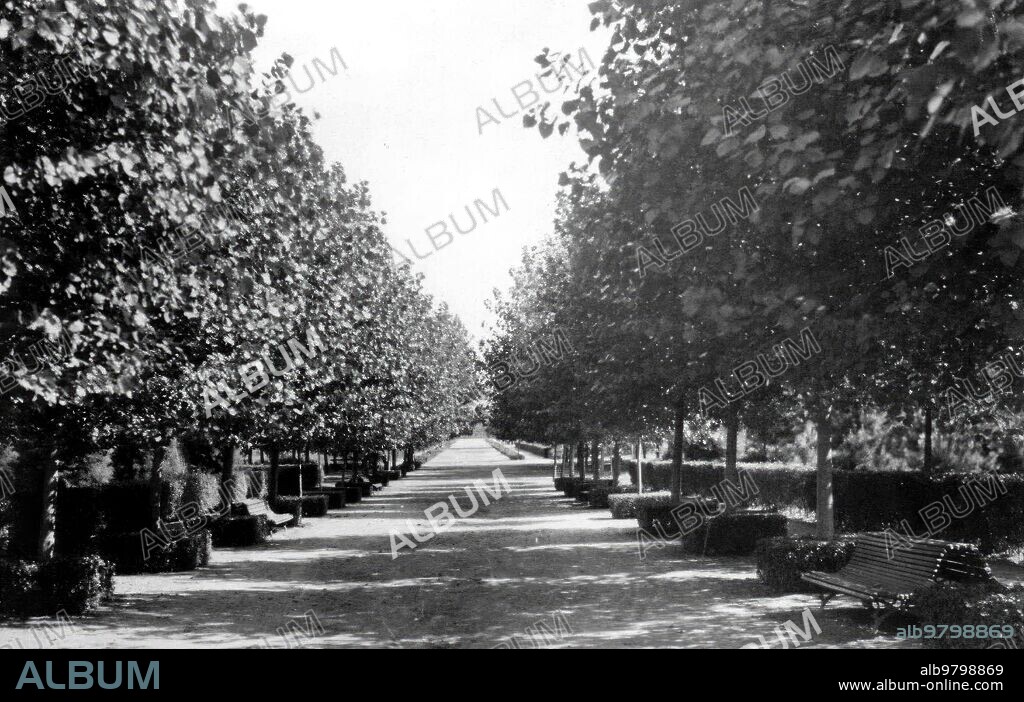 1955. View of the Isabel la Católica park promenade in Gijón (Asturias).