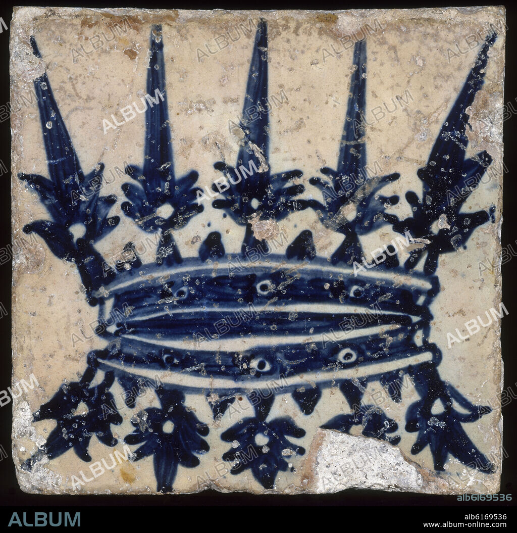AZULEJO DE LA DOBLE CORONA EMBLEMA DE RODRIGO DE BORJA FUTURO ALEJANDRO VI - MANISES - SIGLO XV.