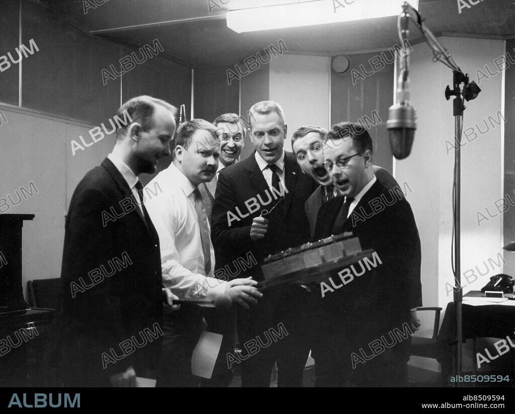 Utan bildtext. Not. Mosebacke Monarki 22/3 -63 Anm. Publ i RiR 36/67 Hans Furuhagen, Moltas Erikson, Olle Pahlin, Tage Danielsson, Hasse Alfredson, Carl-Uno Sjöblom Gapa Humor Radio Mosebacke Radiostudio CD695 persons: HANS FURUHAGEN;MOLTAS ERIKSON;OLLE PAHLIN;TAGE DANIELSSON;HANS ALFREDSON;CARL-UNO SJÖBLOM sites: STOCKHOLM;SVERIGE.