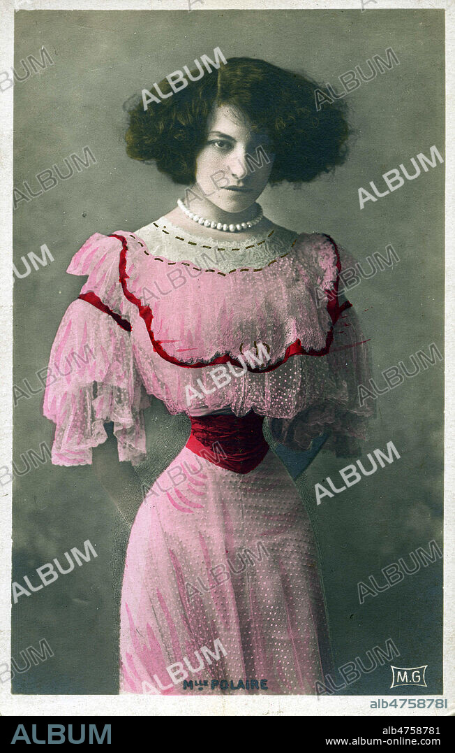 Portrait de Mlle POLAIRE (1877-1939). Photographie anonyme pour une carte postale vers 1900. (La photographie a ete retouchee pour retrecir encore sa taille de guepe). Credit : Collection IM/KHARBINE-TAPABOR.