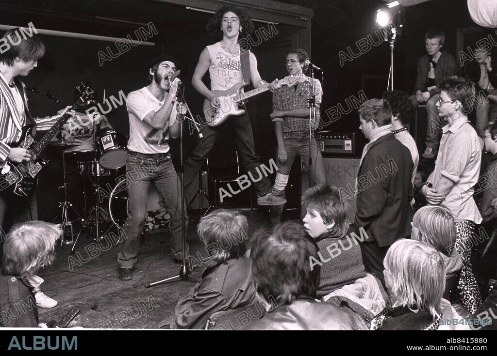 ARKIV 19791122. KSMB punkband rockar på. Med bl.a Michael Alonzo, Esteban Guiance, Mats Nilsson, Johan Johansson m.fl. Foto: Sven Erik Sjöberg code 53. © PRESSENS BILD.