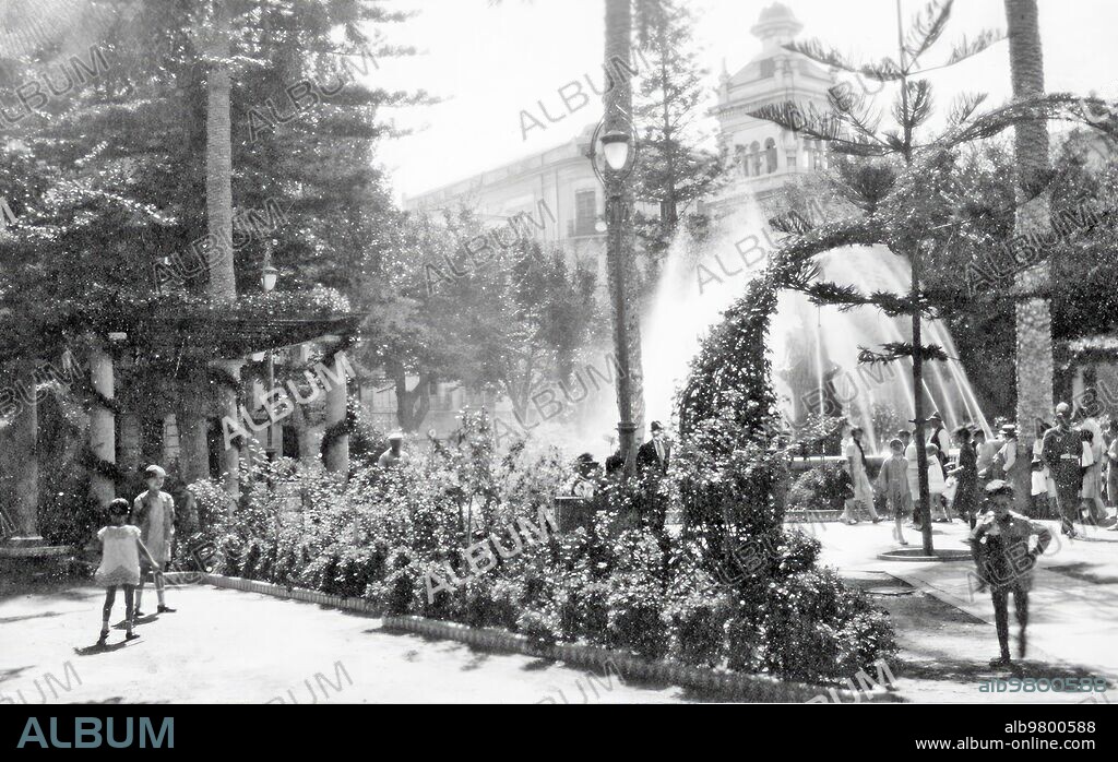 1920. Alicante. Paseo de Isabel Ii, currently Plaza de Gabriel Miró, in this image from the 1920s. In the background, Towers of the new Post and Telegraph building.
