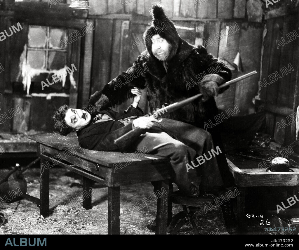 CHARLIE CHAPLIN and MACK SWAIN in THE GOLD RUSH, 1925, directed by CHARLES CHAPLIN. Copyright UNITED ARTISTS.
