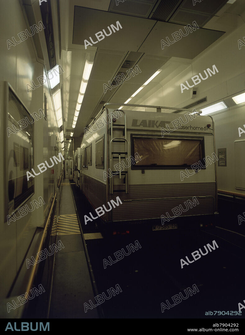 INTERIOR DEL TREN CON CARAVANA APARCADA EN UN VAGON.