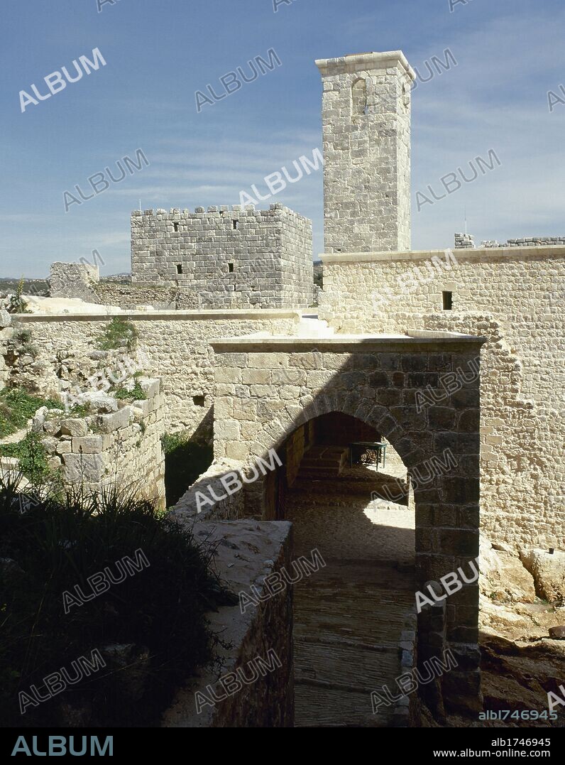 SIRIA. Vista parcial del CASTILLO DE SALADINO, poderosa ciudadela que controlaba el paso entre el mar y el Valle del Oronte. Recibe este nombre desde el año 1957, en memoria de la toma de la fortaleza por Saladino en 1188, durante las Cruzadas. Al fondo la torre minarete de la Mezquita ubicada en el interior de la fortificación.