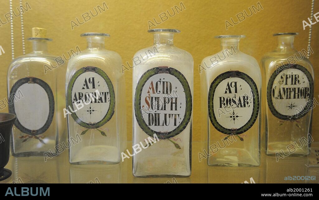 HISTORIA DE LA FARMACIA. Frascos contenedores antiguos de vídrio, utilizados en una botica. 1700. MUSEO FARMACIA. TURKU. Finlandia. Norte Europa.