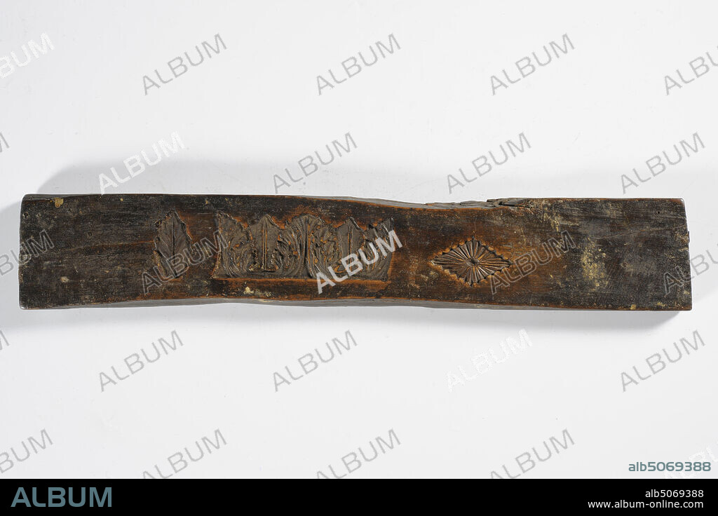 mal, D. Sala and Zn. Frame factory, first half of the 19th century, carved, General: 1.8 x 45.4 x 7.8cm 18 x 454 x 78mm, Frame shape with which decorative elements were printed in pate to decorate painting and mirror frames. It is a mold that consists of a carved wooden beam with three negative edges and four loose motifs. The edges are cut side by side and consist of a laurel edge, a grain edge and another laurel edge, respectively. Below a large vase filled with flowers. On the other side a leaf motif, an acanthus border and a diamond filled with rays, 1948.