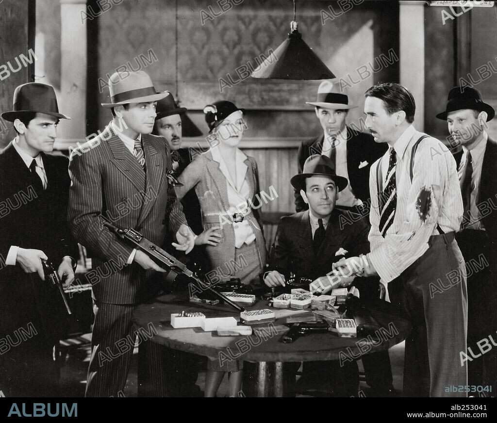 GEORGE RAFT, OSGOOD PERKINS y PAUL MUNI en SCARFACE, EL TERROR DEL HAMPA, 1932 (SCARFACE), dirigida por HOWARD HAWKS. Copyright UNITED ARTISTS.