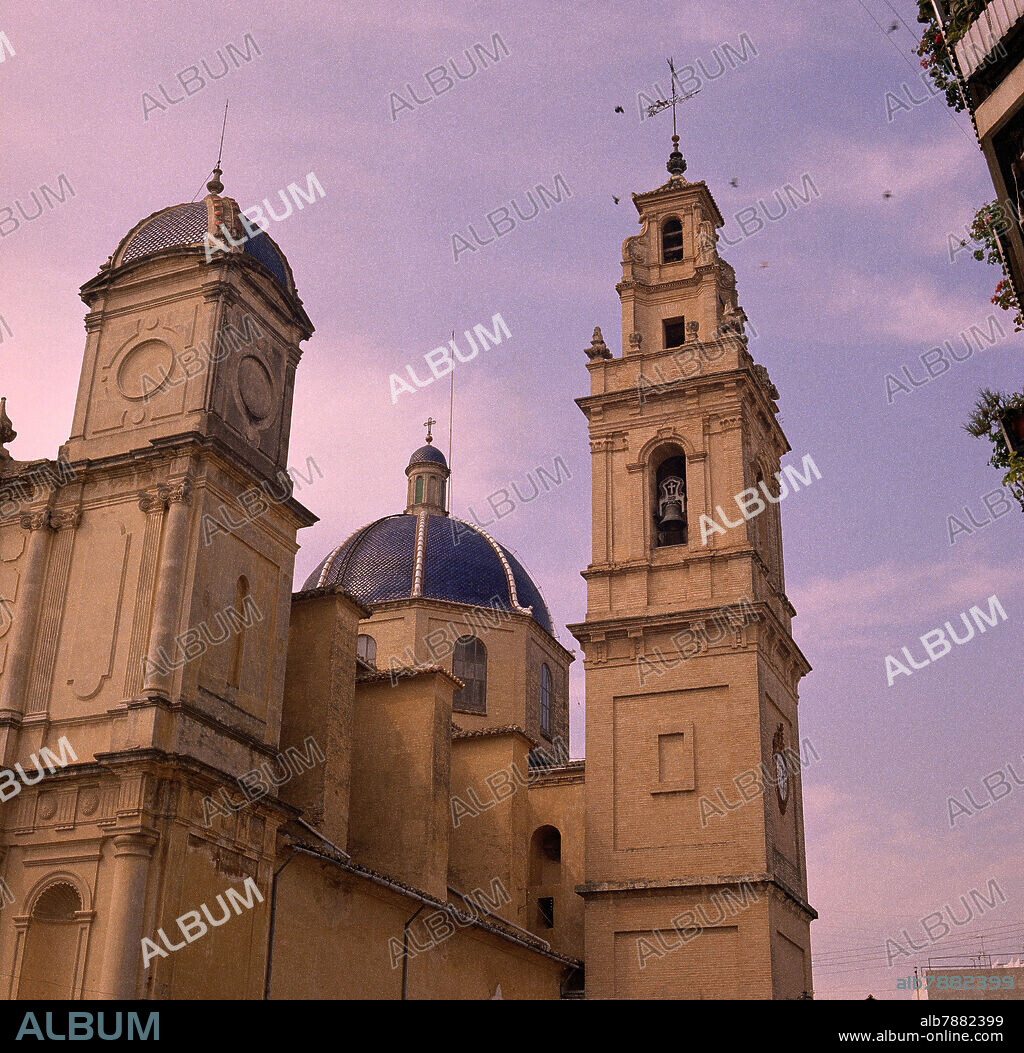 IGLESIA DE SAN PEDRO APOSTOL TORRE CAMPANARIO (1700) DE LADRILLO CUPULA DE TEJAS AZULES Y PARTE DE LA FACHADA - FOTO AÑOS 60.