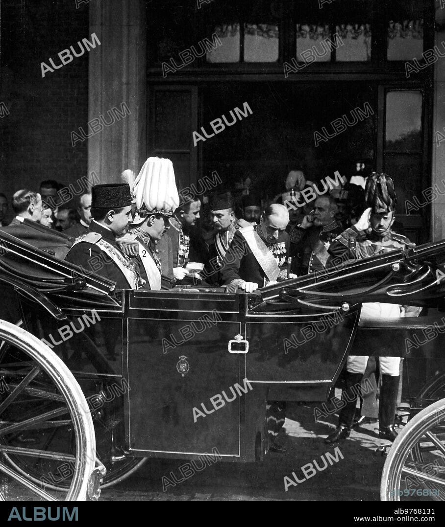 October 9, 1922. Madrid. Arrival of the Shah of Persia. Ss.Mm. the Shah (1) and D. Alfonso Xiii (2) leaving the northern station yesterday morning.