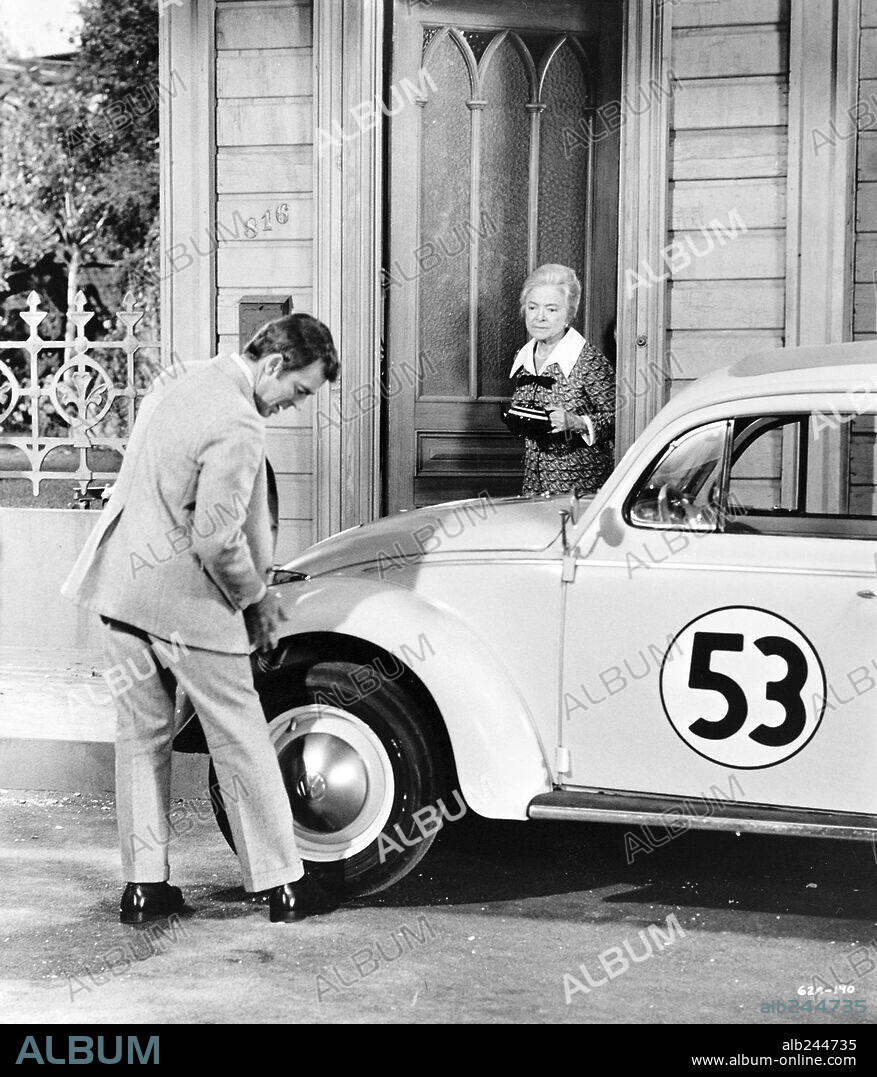 HELEN HAYES en HERBIE, UN VOLANTE LOCO, 1974 (HERBIE RIDES AGAIN), dirigida por ROBERT STEVENSON. Copyright WALT DISNEY PRODUCTIONS.