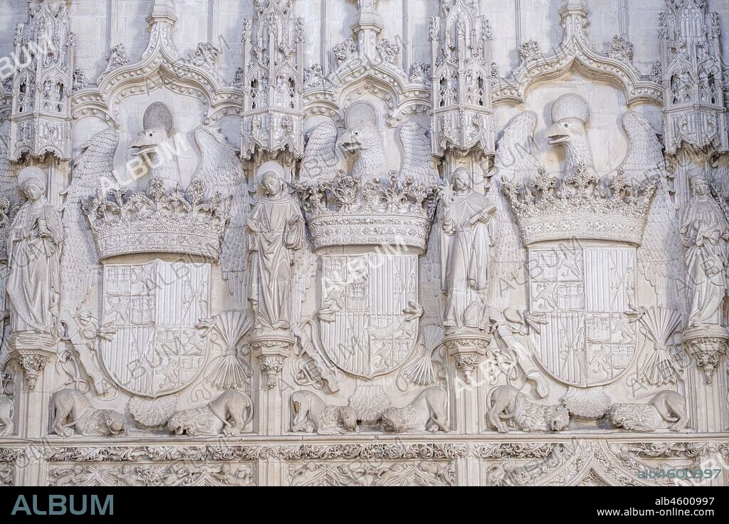 Relieves con los blasones de los Reyes Católicos en el interior de la iglesia, Monasterio de San Juan de los Reyes, Toledo, Castilla-La Mancha, Spain.