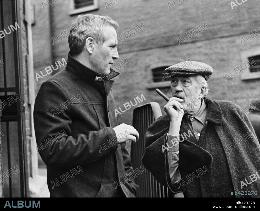 JOHN HUSTON y PAUL NEWMAN en EL HOMBRE DE MACKINTOSH, 1973 (THE MACKINTOSH MAN), dirigida por JOHN HUSTON. Copyright WARNER BROTHERS.