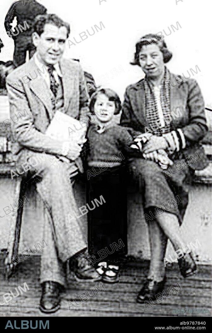 Paloma Altolaguirre and her Parents Depart for Exile. Year 1939.