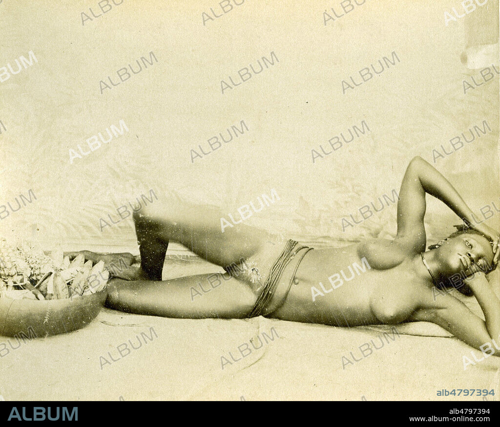 Femme senegalaise nue, allongee. Photographie de 1895 par L. Hostalier. 19eme siecle. Credit : Collection IM/KHARBINE-TAPABOR.
