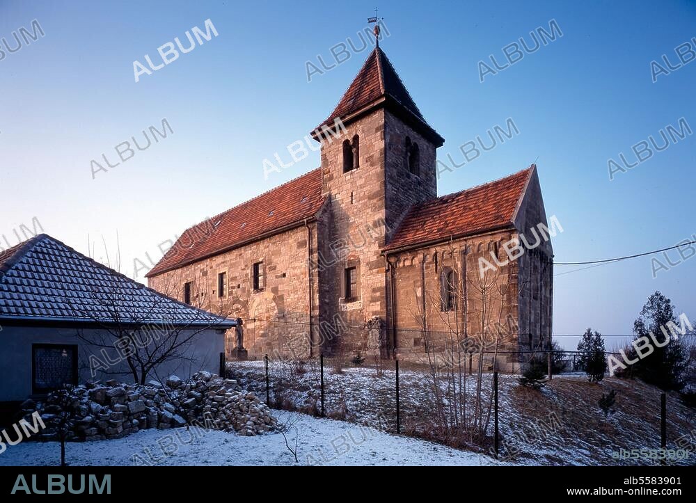Arnstadt-Oberndorf (Thüringen), Dorfkirche St. Nikolai. (11. Jahrhundert; Seitenschiffe im 16. Jahrhundert abgebrochen). Außenansicht von Südosten im Winter. Foto (Florian Monheim).