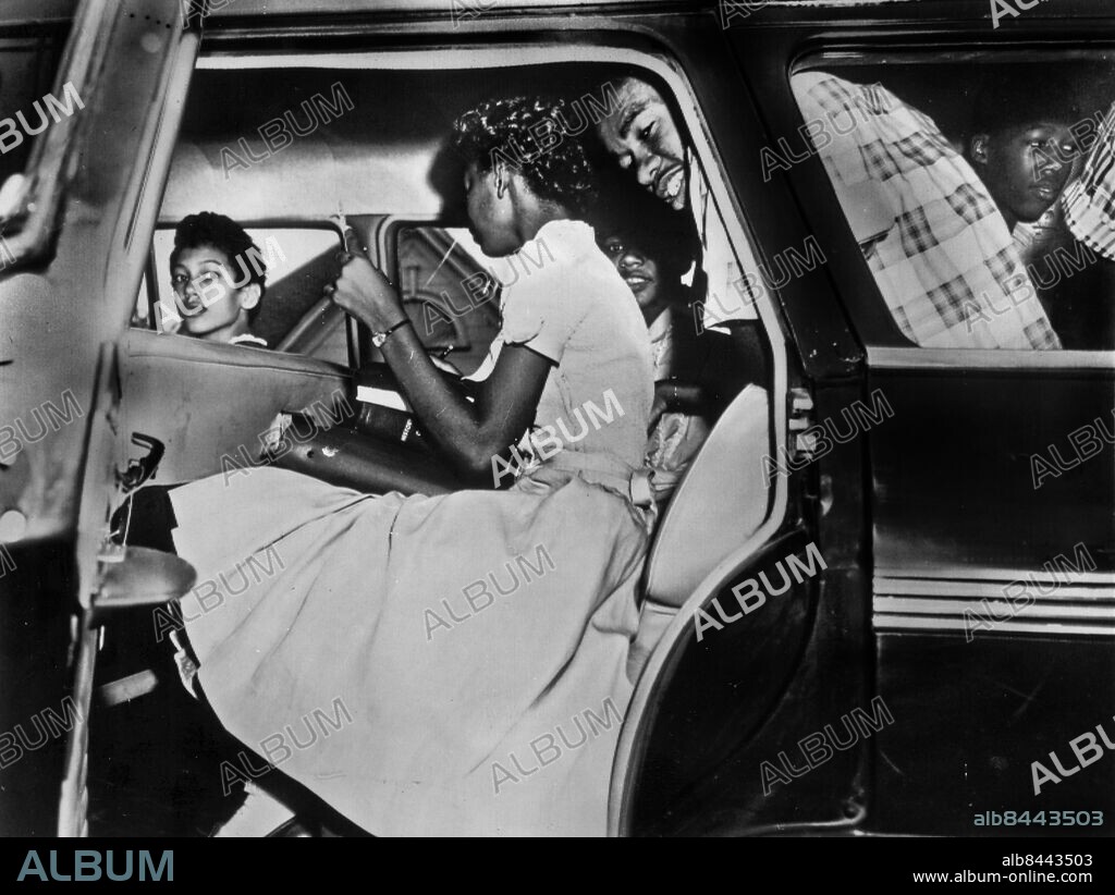 LITTLE ROCK 1957-09-26. Afroamerikanska studenterna i Little Rock Nine fr. v. Carlotta Walls LaNier, Elizabeth Eckford, Gloria Ray, Ernest Green och Terrence Roberts sitter i amerikanska försvarets stationsvagn för att eskorteras under beskydd av soldater, till skolan Central high school i Little Rock, Arkansas, USA, 26:e september 1957. Little Rock Nine var de första afroamerikanska eleverna i den då rassegregerade skolan Central high school i Little Rock. Stora delar av den vita befolkningen samt guvernör Orval Faubus, motsatte sig avsegregeringen och vilda protester utbröt där de försökte stoppa de afroamerikanska eleverna att ta sig till skolan.. Foto: INP / TT / Kod: 190.