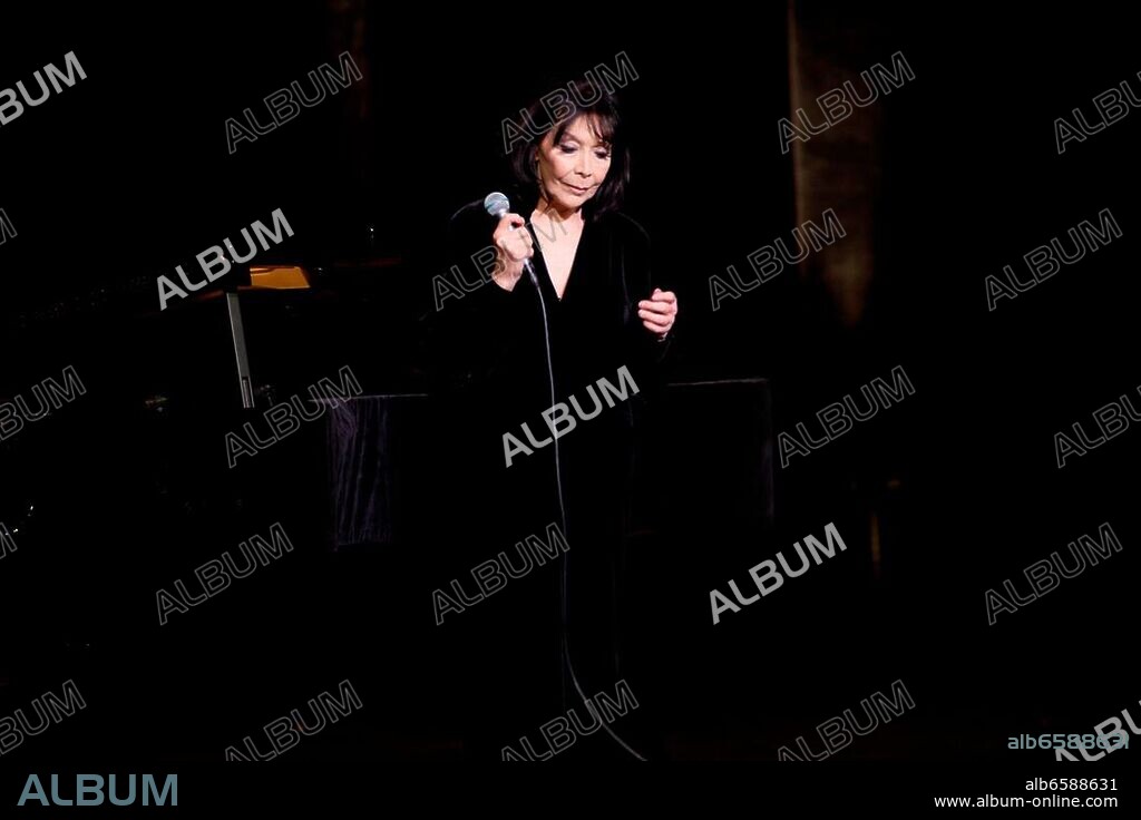 Gréco, Juliette; franz. Chansonsängerin; geb. am 7.2.1927 in Montpellier.-Juliette Gréco bei einem Auftritt an ihrem 85. Geburtstag.-Foto, Paris, 7.Februar 2012.