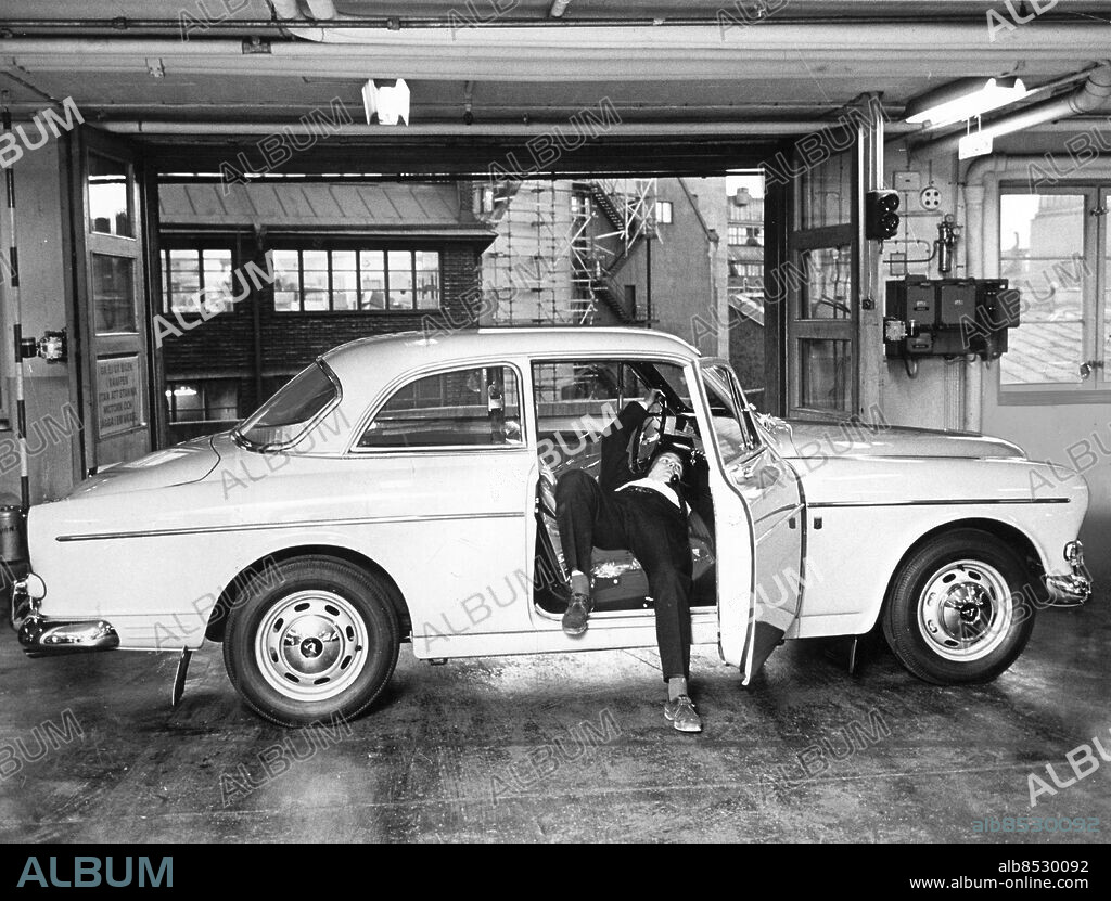 1964-11-24. Volvo Amazon intar i år en överlägsen position i billistans topp trots sitt höga på-gatanpris, från ca 15 000 kronor och uppåt.. Foto: DN / TT / Kod: 192. ** SvD OUT **.