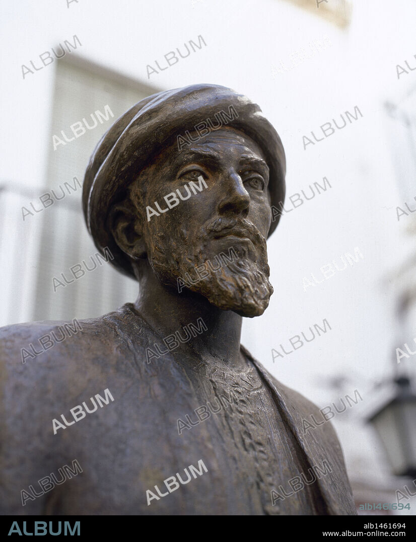 MAIMONIDES, Moses ben Maimon (Córdoba,1135-El Cairo,1204). Filósofo y médico que gozó de gran prestigio en las comunidades hebreas de su tiempo por sus grandes obras: "Guía de los perplejos", "Aforismos" y "Tratado de dietética e higiene". Estatua de Maimónides en el barrio de la Judería. Detalle. CORDOBA. Andalucía. España.