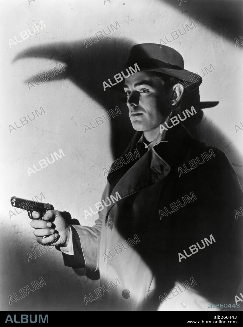 ALAN LADD en EL CUERVO, 1942 (THIS GUN FOR HIRE), dirigida por FRANK TUTTLE. Copyright PARAMOUNT PICTURES.