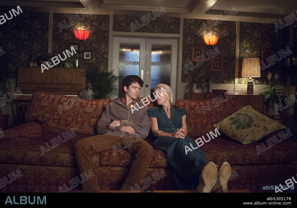 ASA BUTTERFIELD y GILLIAN ANDERSON en SEX EDUCATION, 2019, dirigida por BEN TAYLOR y KATE HERRON. Copyright NETFLIX.